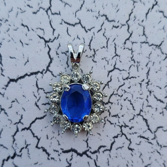 Oval pendant - Picture 1 of 2